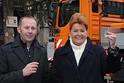 Aschaus Bürgermeister Andreas Egger und Tourismusdirektorin Dr. Gabriele Weihäupl prosten auf den Baum zu (©Foto: Ingrid Grossmann)